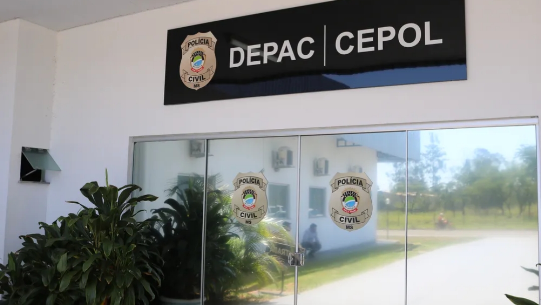 Jovem foge de hospital, invade casa e tenta esfaquear m&atilde;e e filha