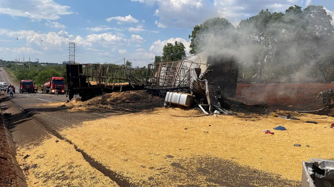 Colis&atilde;o entre tr&ecirc;s ve&iacute;culos deixa duas pessoas mortas e tr&ecirc;s feridas