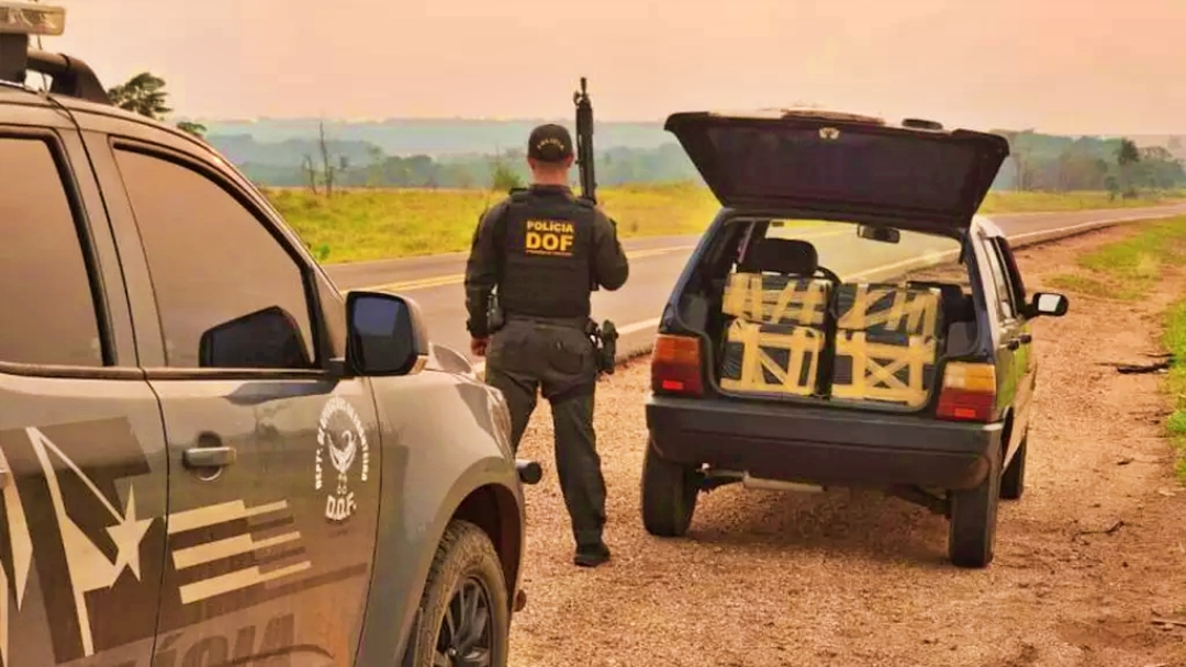 Adolescente de 17 anos &eacute; preso com 205 kg de maconha em Fiat Uno  