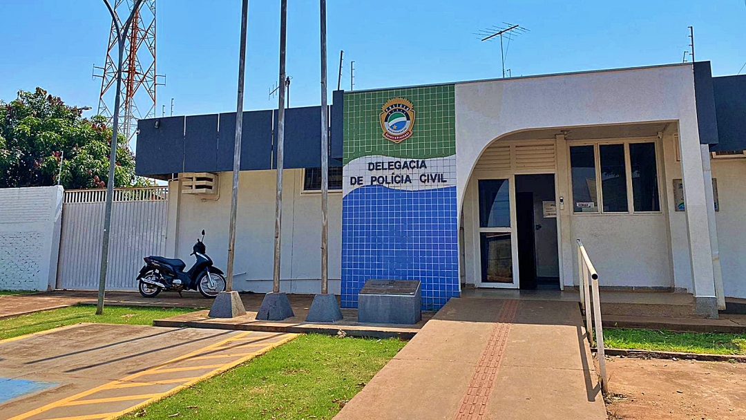 Mulher &eacute;  presa pela pol&iacute;cia acusada de agredir e torturar a sobrinha de 11 anos