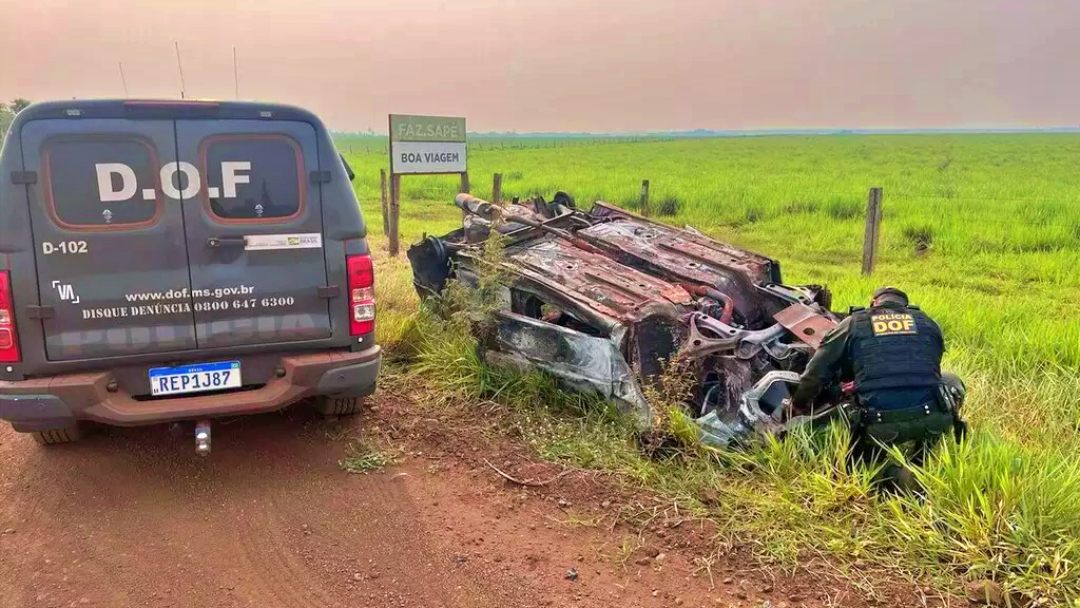 Abandonado, carro &eacute; encontrado incendiado em estrada de MS 