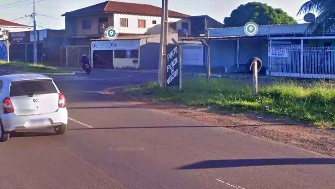 Mec&acirc;nico preso quando pintava placas fakes de ve&iacute;culos &eacute; solto sob fian&ccedil;a  