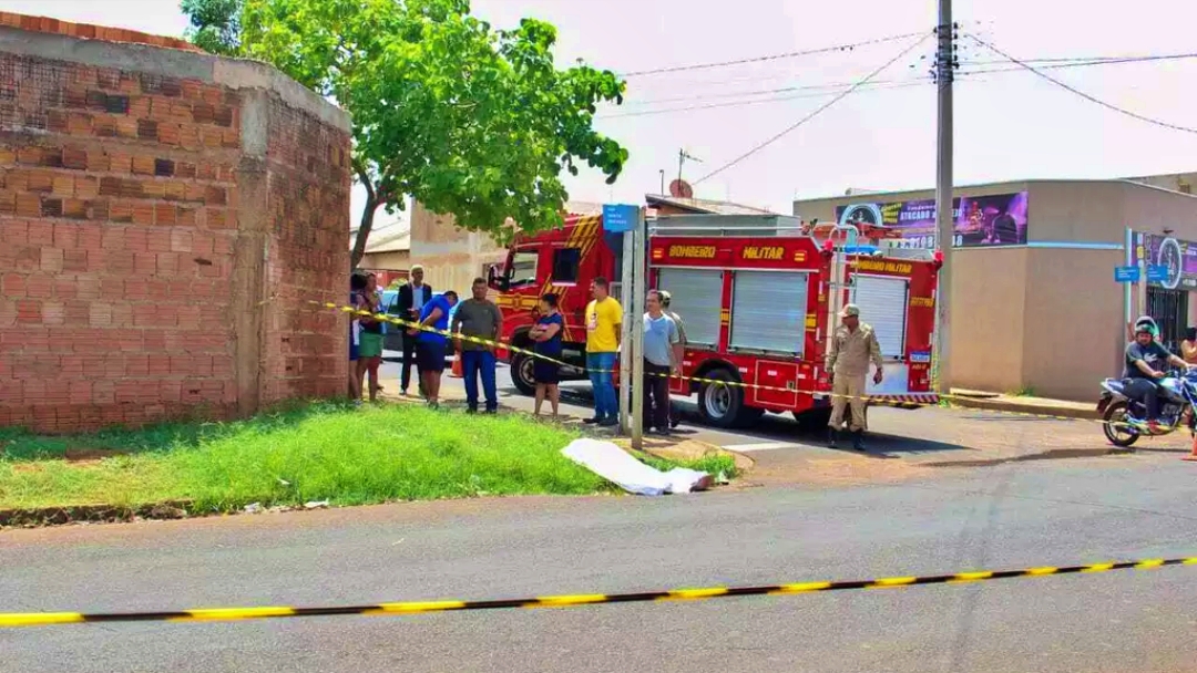 Motociclista &eacute; atingida por carro e morre durante espera do socorro  