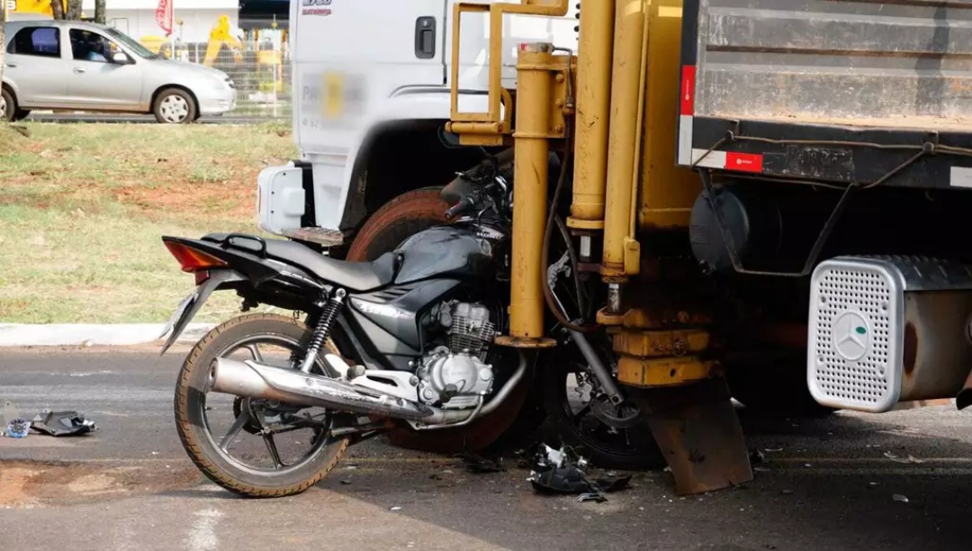 Moto fica presa em caminh&atilde;o ap&oacute;s colis&atilde;o no Nova Lima  