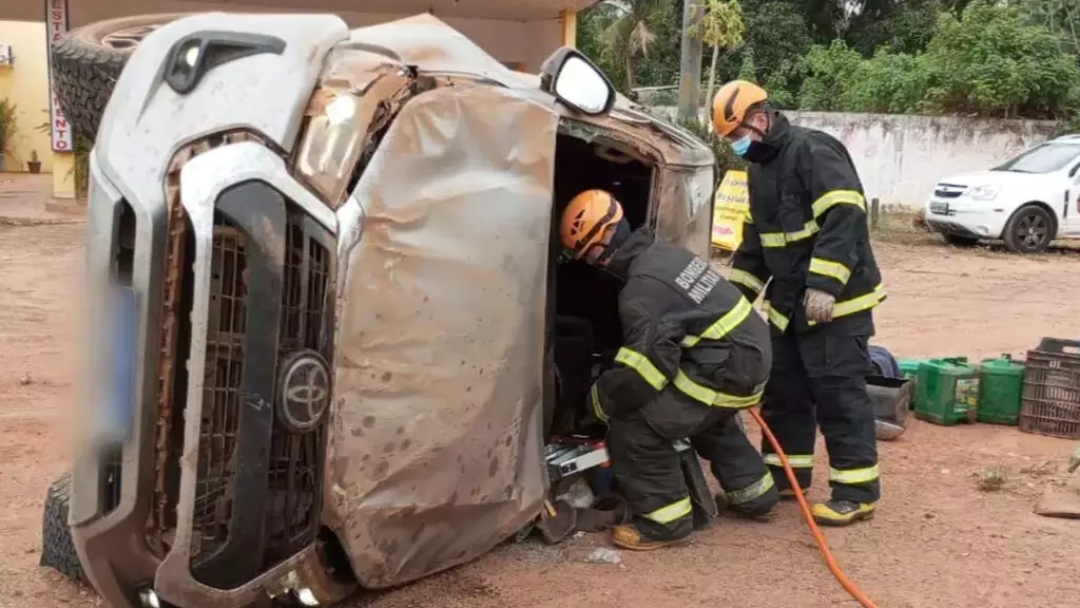 Motorista se assusta com radar, freia de repente e caminhonete capota 