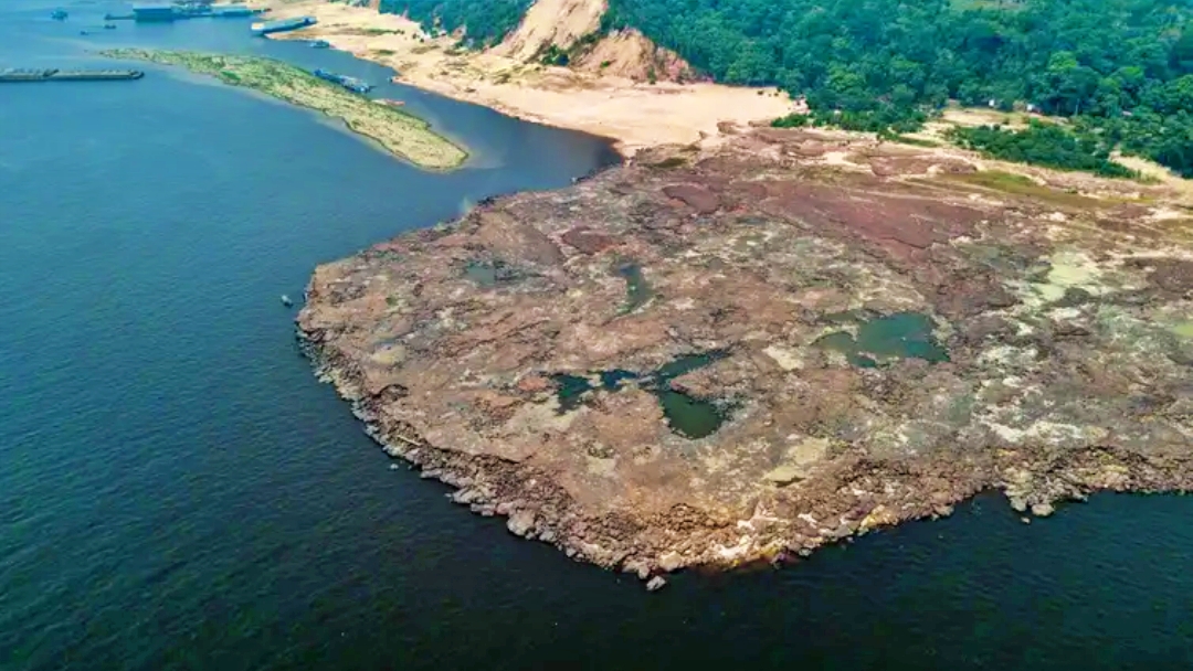Gravuras de s&iacute;tio arqueol&oacute;gico s&atilde;o vistas durante seca em Manaus