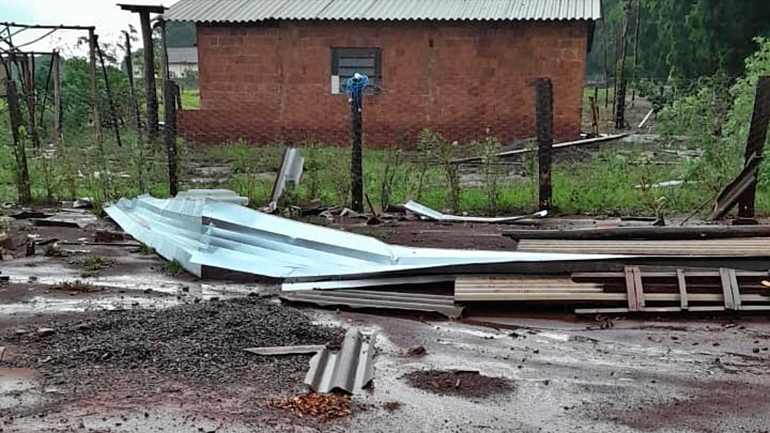 Em minutos, vendaval destelha casas, derruba &aacute;rvores e postes na sede do Eldorado