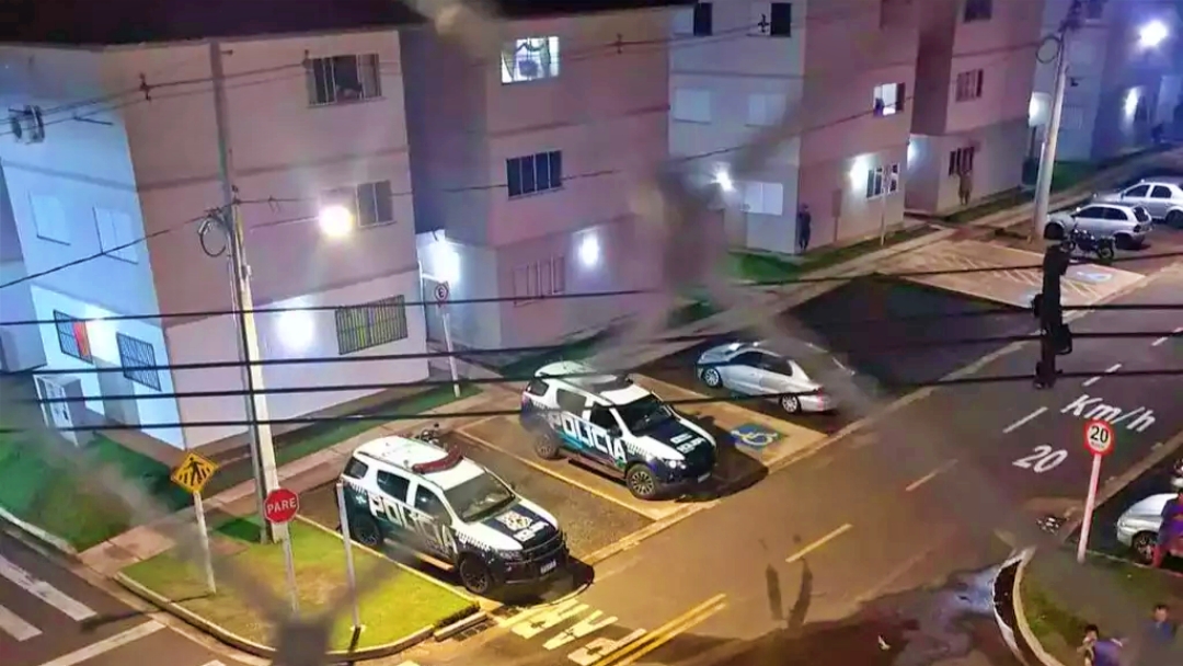 Suspeito de agredir esposa toma arma de policial e &eacute; morto a tiros em condom&iacute;nio