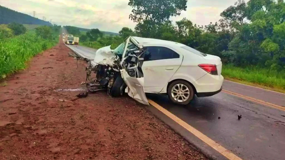 Colis&atilde;o frontal entre carro e caminhonete deixa um morto na BR-262