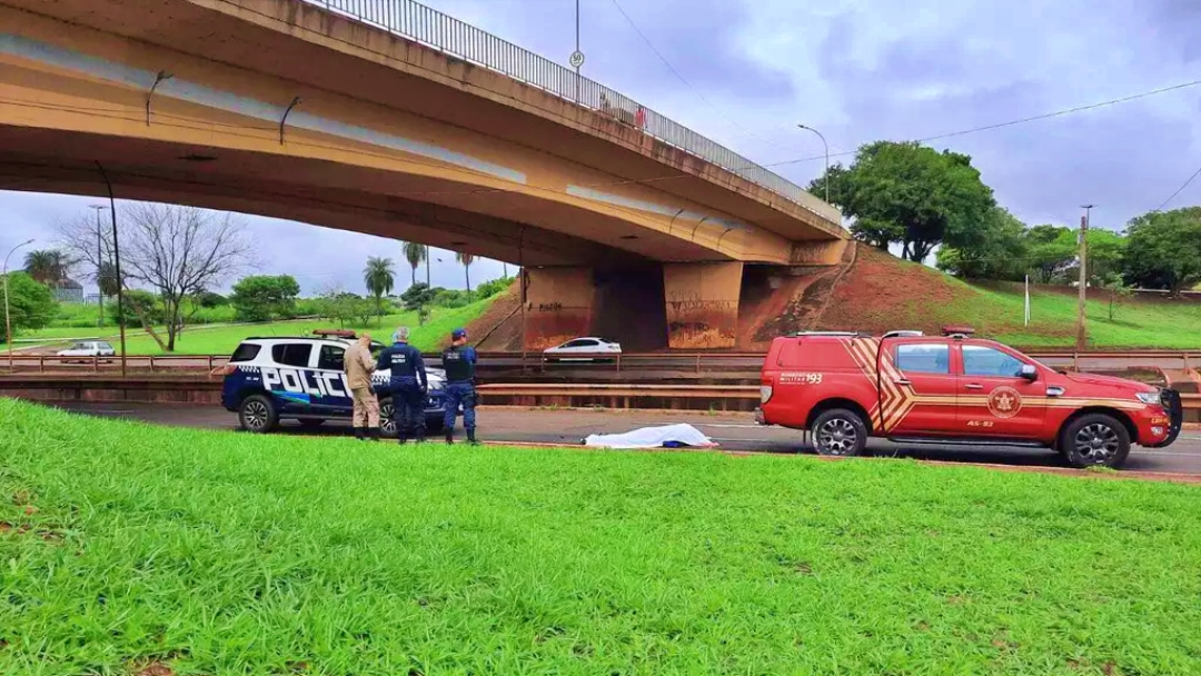 Homem cai de viaduto da Avenida Salgado Filho, &eacute; atingido por carro e morre  