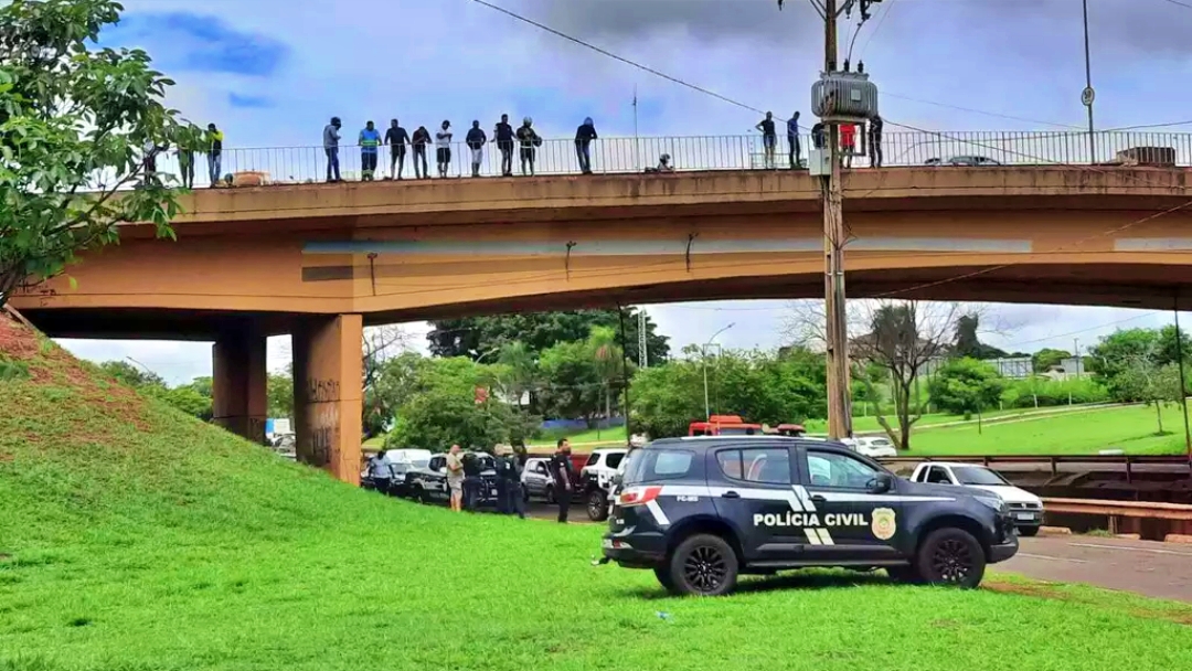 Homem cai de viaduto da Avenida Salgado Filho, &eacute; atingido por carro e morre  