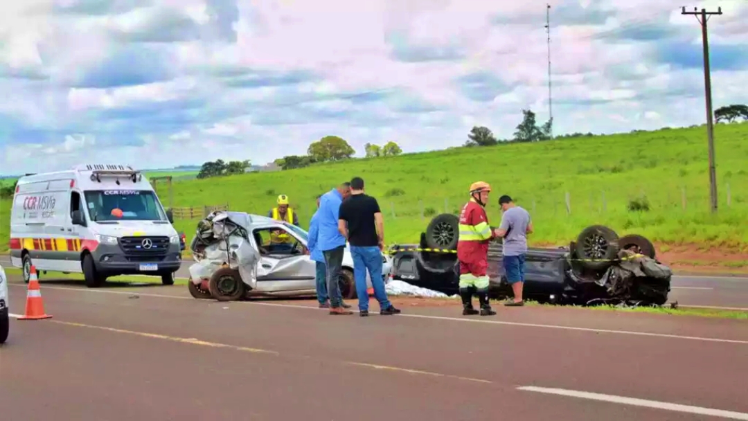 Motorista morre ap&oacute;s ser arremessado de carro atingido por caminhonete  