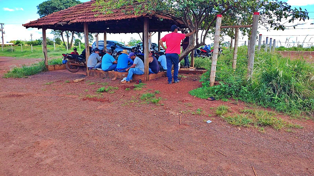 Trabalhadores de empreiteira da MS-258 só recebem salário após paralisação