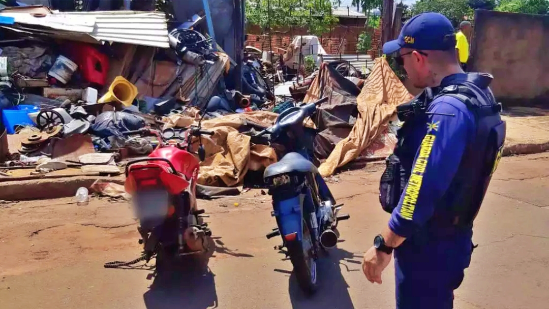 Pol&iacute;cia encontra motos roubadas em ferro-velho e dono &eacute; levado para delegacia 