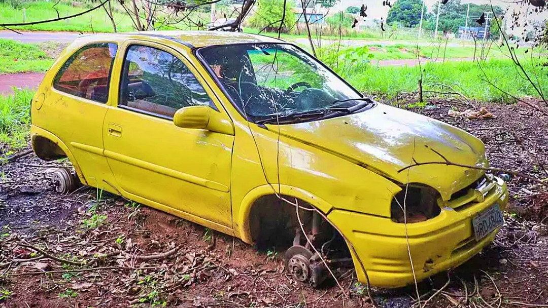 Furtado h&aacute; 4 dias, carro &eacute; encontrado depenado &agrave;s margens de avenida  