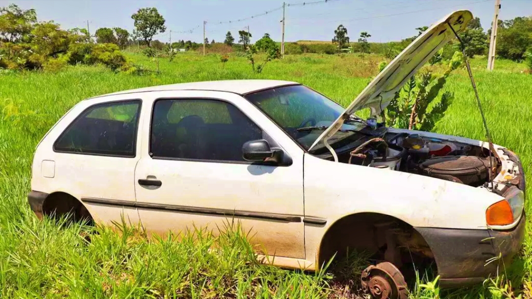 Ap&oacute;s &ldquo;cavalinho de pau&rdquo;, carro &eacute; abandonado e depenado por ladr&otilde;es 