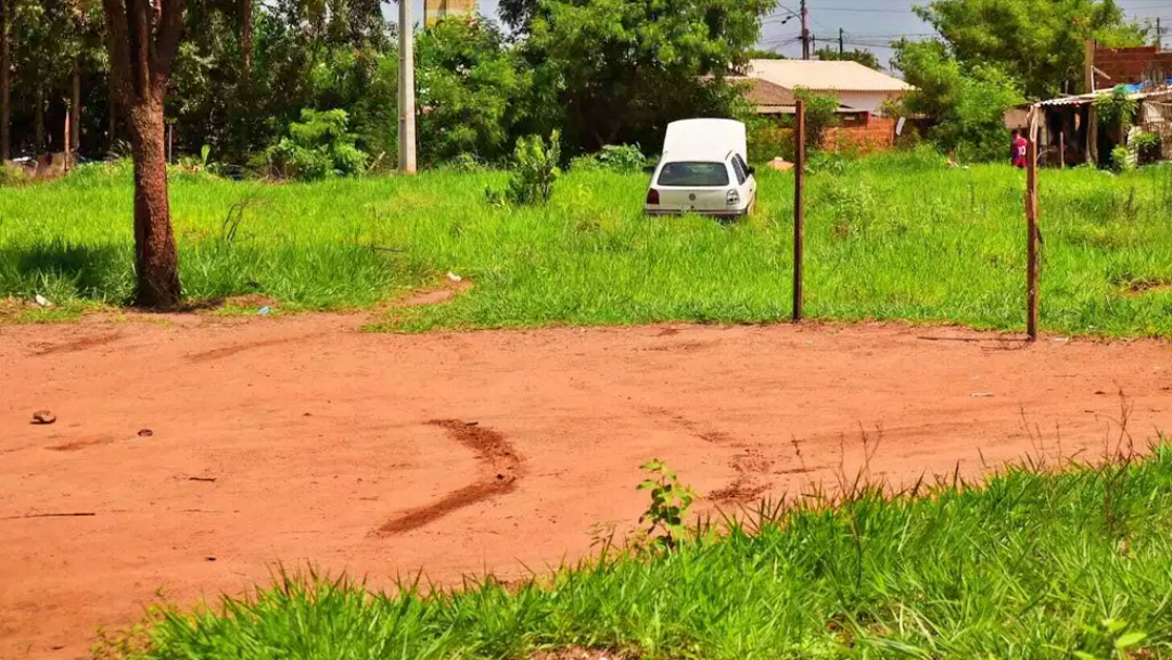 Ap&oacute;s &ldquo;cavalinho de pau&rdquo;, carro &eacute; abandonado e depenado por ladr&otilde;es 