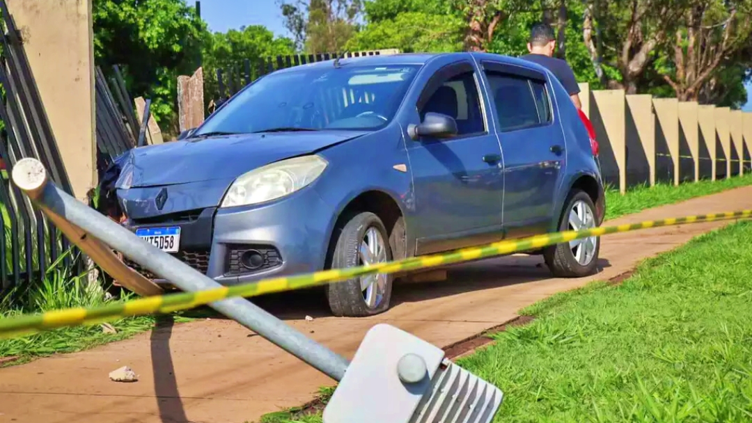 Carro derruba poste, bate em cerca do Ex&eacute;rcito e motorista admite que bebeu  