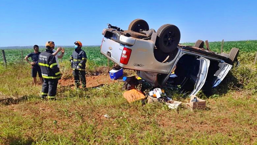 Homem capota caminhonete ao tentar desviar de pe&ccedil;a quebrada de caminh&atilde;o