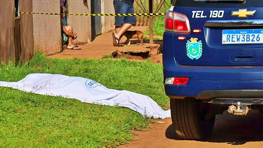 Moradores saem para trabalhar e encontram homem morto na cal&ccedil;ada 