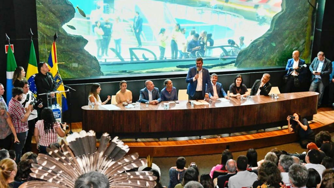 Com a presen&ccedil;a da ministra do Meio Ambiente, Riedel sanciona Lei do Pantanal  