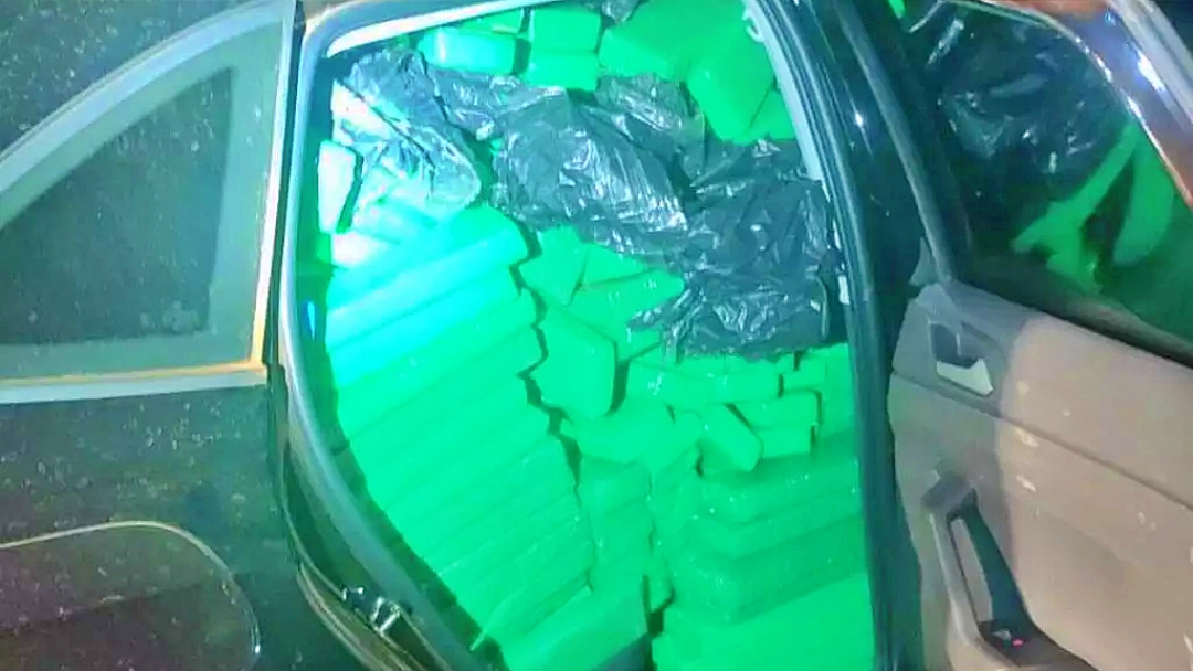 Com tiros nos pneus, polícia para Nivus lotado de maconha