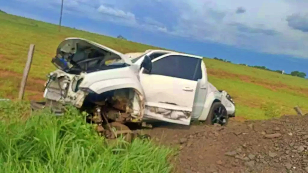 Gr&aacute;vida e crian&ccedil;a ficam feridas em acidente envolvendo duas camionetes  