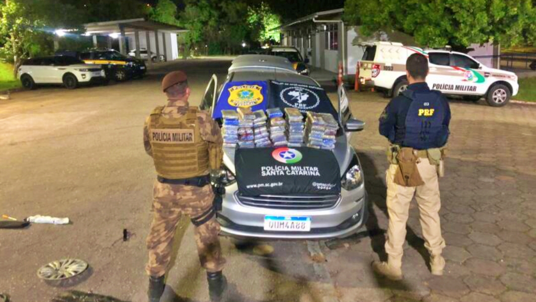 Policial penal de MS &eacute; preso com coca&iacute;na junto a comparsa em SC