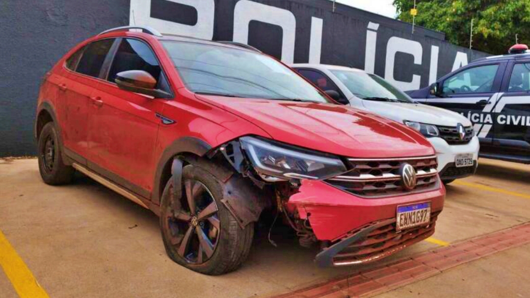 Traficante foge e pol&iacute;cia apreende carro com mais de 400 kg de droga