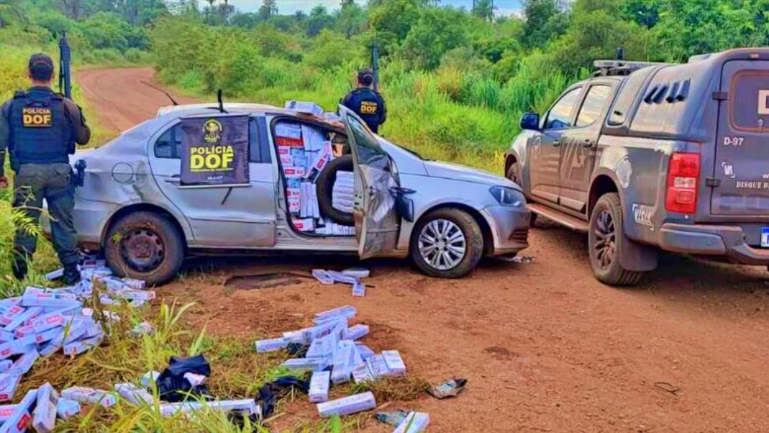 Ve&iacute;culo abarrotado de cigarros contrabandeados capota em estrada vicinal