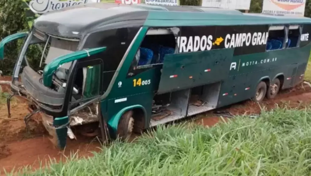 &Ocirc;nibus com destino a Campo Grande cai em barranco e 8 pessoas ficam feridas 