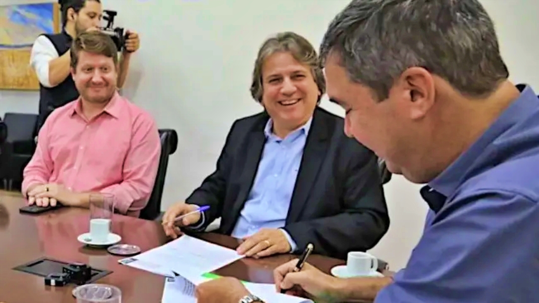 Secretários pegam férias com governador e adjuntos assumem comando