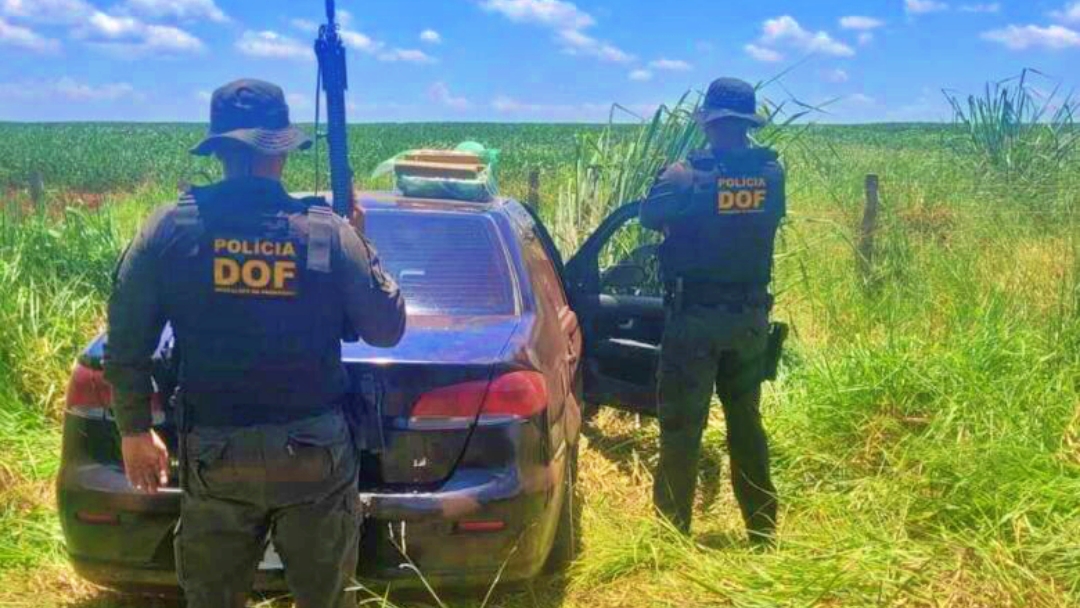 Traficante abandona ve&iacute;culo com maconha avaliada em R$ 1 milh&atilde;o