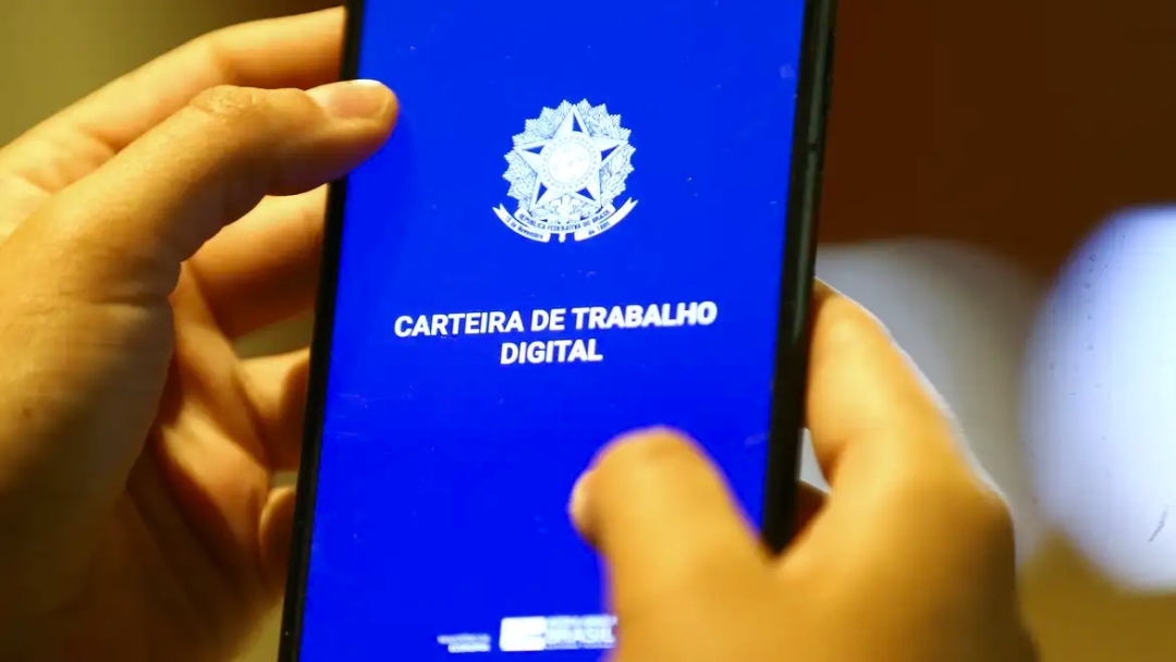 Taxa de desemprego no trimestre encerrado em novembro cai 7,5%