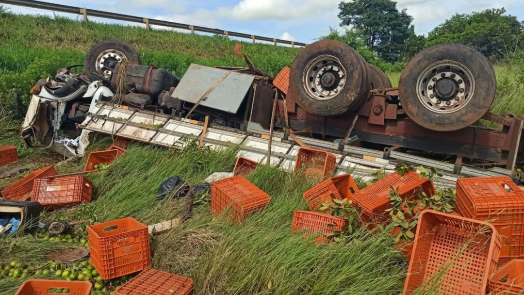 Motorista morre ao perder controle de caminh&atilde;o de frutas 