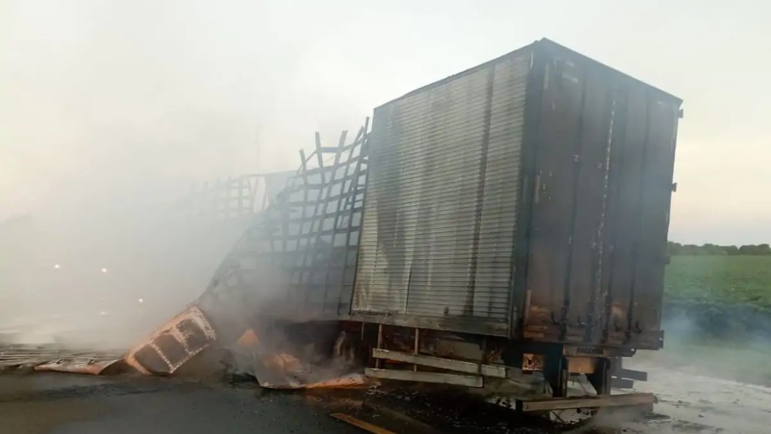 Caminh&atilde;o &eacute; consumido por fogo ap&oacute;s pane em freios 