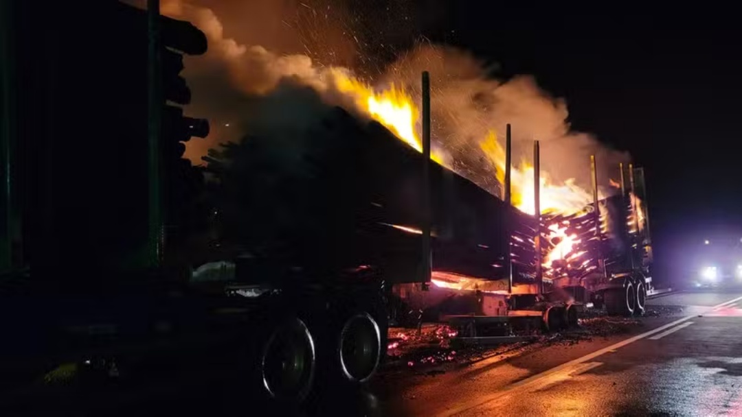 Carreta carregada com madeira pega fogo na MS-320