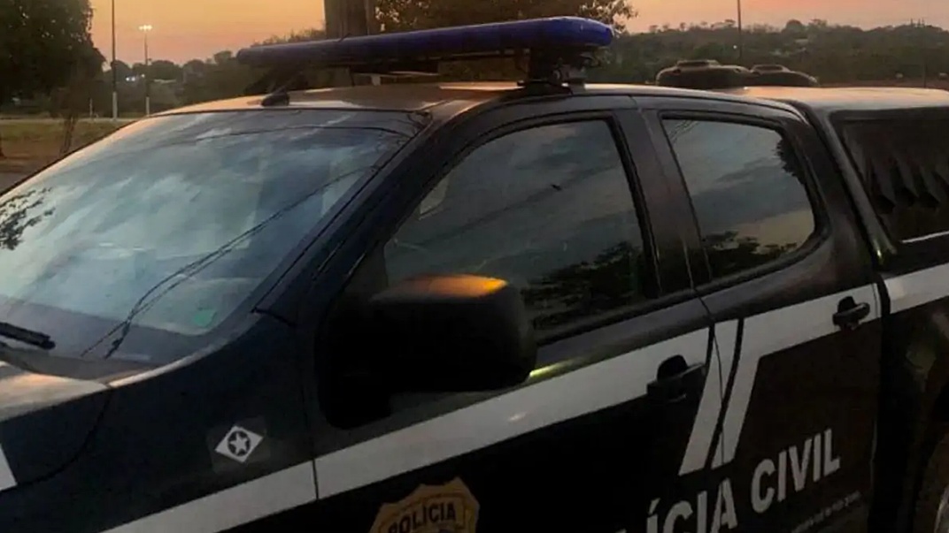 Suspeitos invadem casa, trancam fam&iacute;lia e matam homem