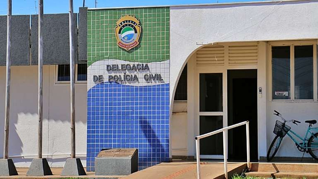 Assaltante rende rapaz perto de quebra-mola em frente de pra&ccedil;a e leva moto