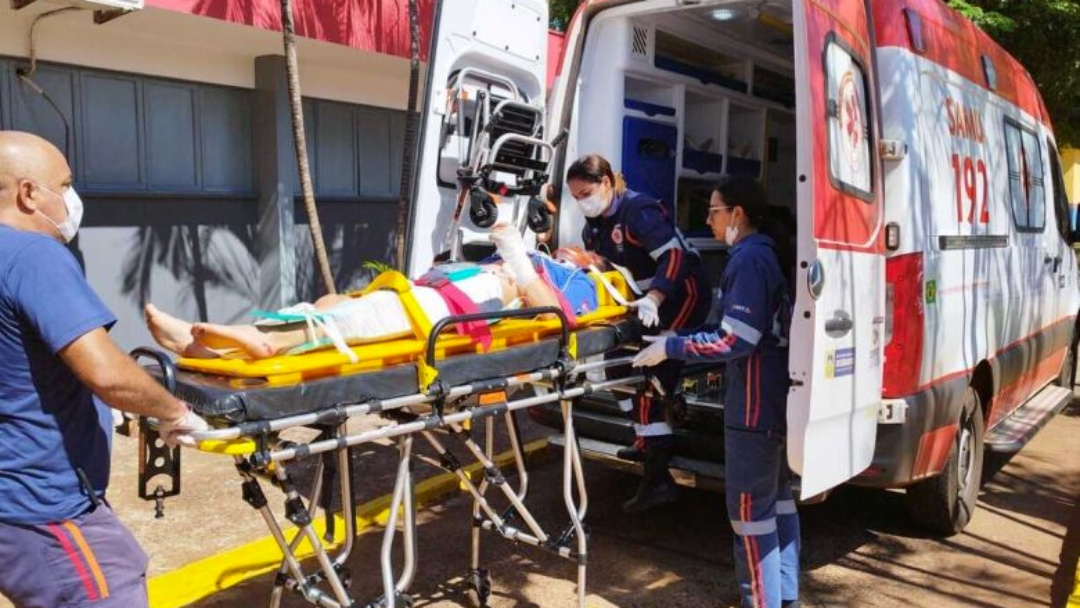 Acidente envolve tr&ecirc;s ve&iacute;culos e deixa motociclista em estado grave