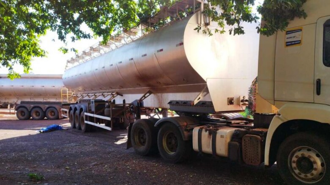 Motorista &eacute; encontrado morto com golpes de faca ao lado de caminh&atilde;o