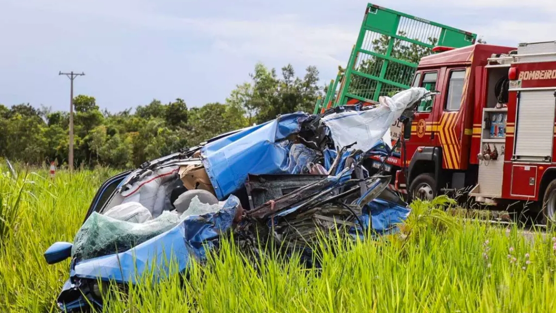 Motorista morre decapitado ao bater de frente em carreta e ser lan&ccedil;ado de carro