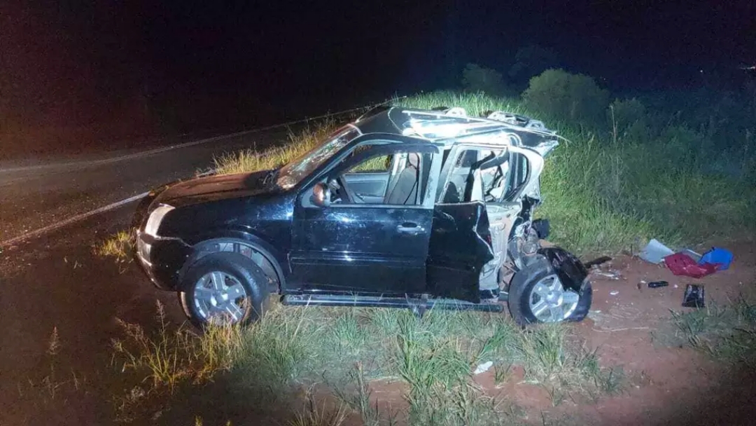 Tr&ecirc;s pessoas ficam feridas e traseira de carro &eacute; destru&iacute;da 