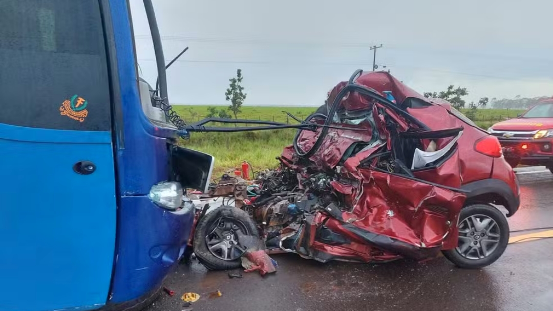 Acidente entre &ocirc;nibus e carro mata 4 pessoas da mesma fam&iacute;lia 