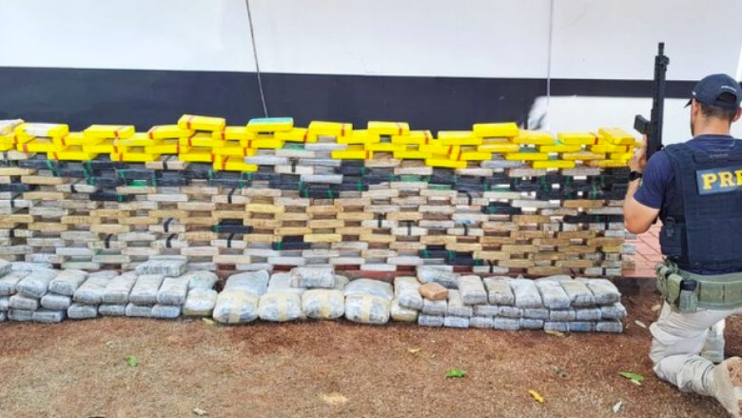 Dupla &eacute; presa com 238 quilos de coca&iacute;na em estrada vicinal