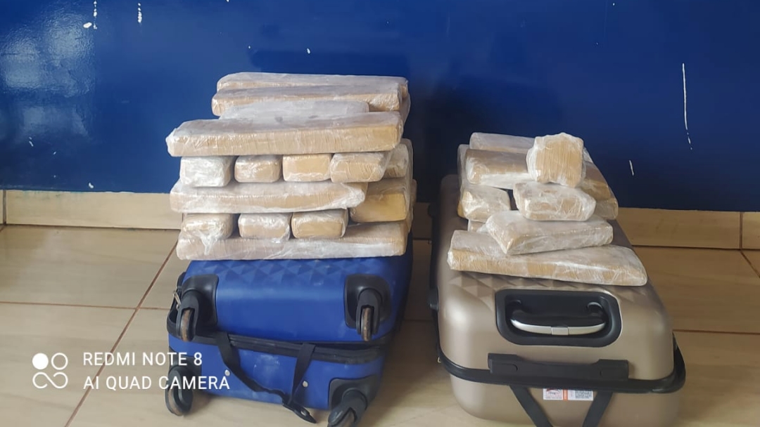 PM apreende 31,9 kg de maconha que era levada em van 