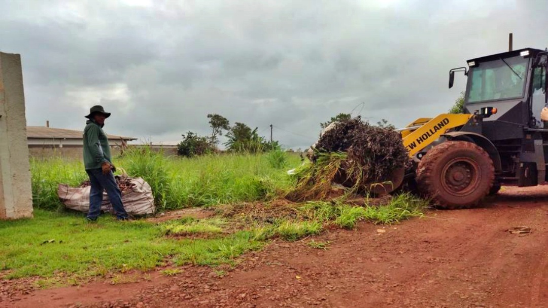 Limpeza &eacute; realizada nas ruas do Parque das Orqu&iacute;deas