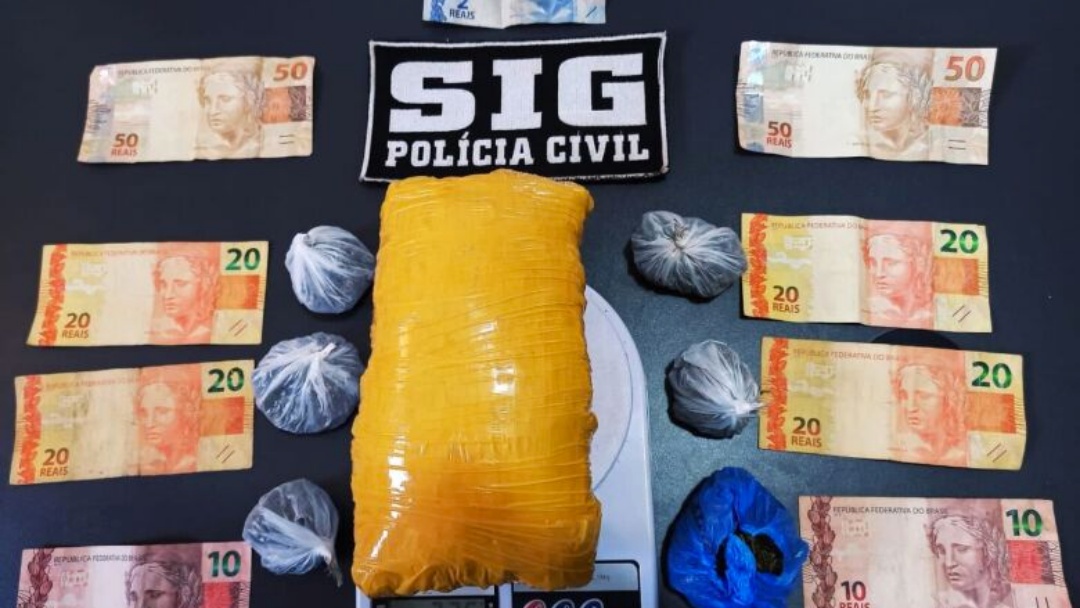 Traficante &eacute; preso com tablete de maconha no momento em que fornecia para usu&aacute;rio