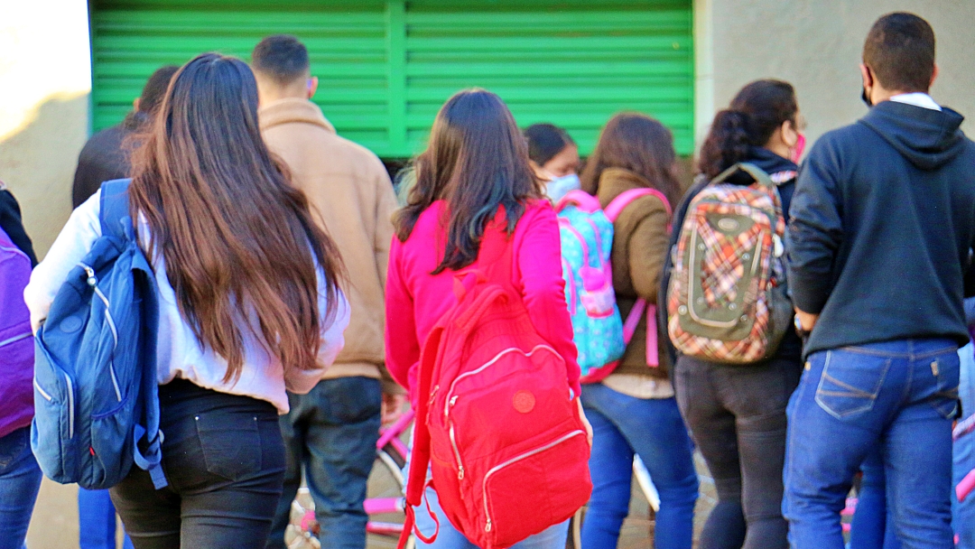 A menos de um m&ecirc;s do in&iacute;cio do ano letivo, quase 20% dos alunos ainda n&atilde;o foram rematriculados