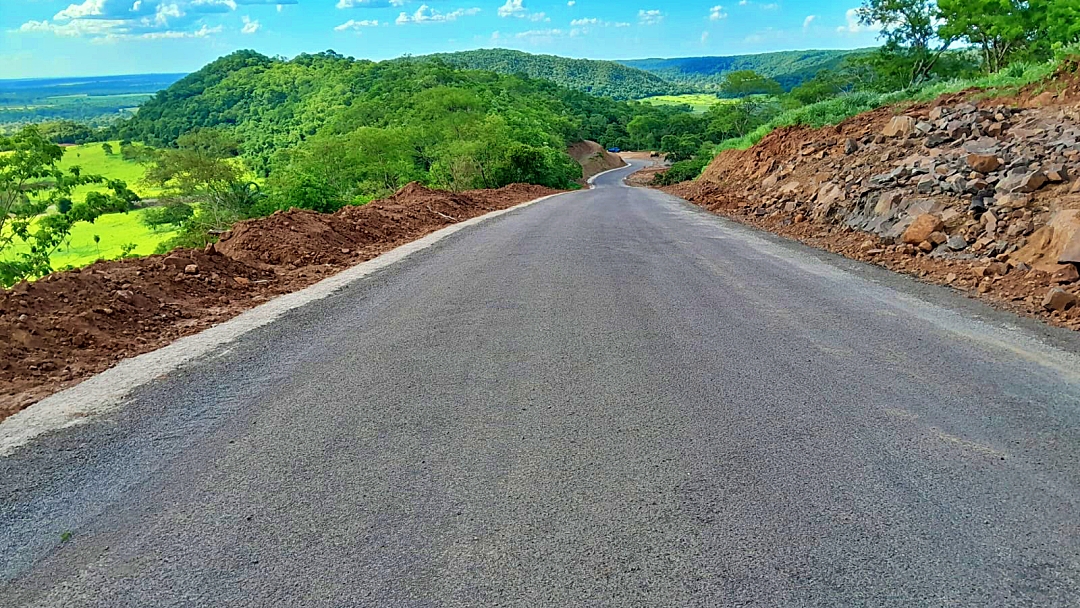 Asfalto na Serra da Urca j&aacute; est&aacute; pronto em metade do trecho e imprima&ccedil;&atilde;o foi conclu&iacute;da 